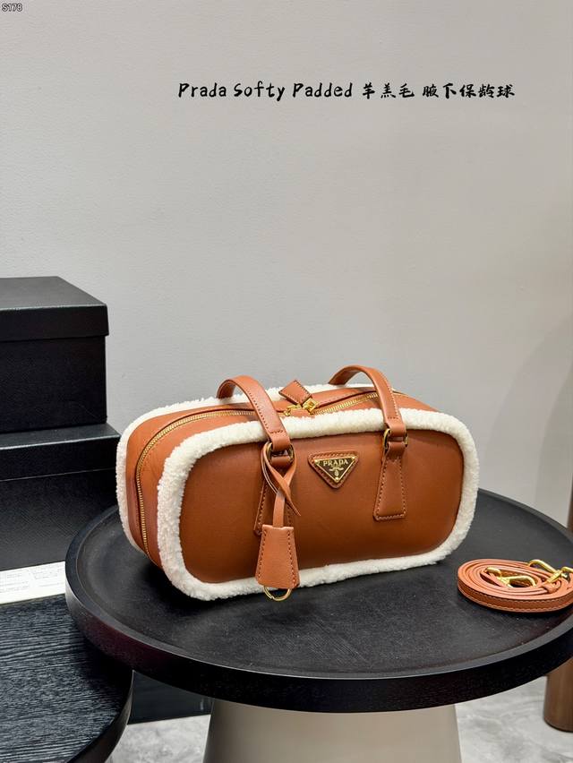 礼盒包装 普拉达Prada新款 腋下保龄球包Softy Padde D冬季新品羊羔毛保龄球腋下斜挎包 当之无愧的Top热门选手经典大气的保龄球包造型设计给整体增
