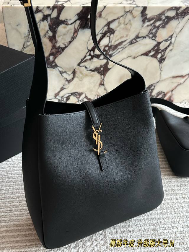 配盒 牛皮 升级版 配盒 牛皮 升级版 Size: 22*21Cm 小号 30*31Cm 中号 谁还没拥有 Ysl Soft Hobo!大爱这款包呀 实用性超强 配盒 牛皮 升级版 配盒 牛皮 升级版 Size: 22*21Cm 小号 30*31Cm 中号 谁还没拥有 Ysl Soft Hobo!大爱这款包呀 实用性超强