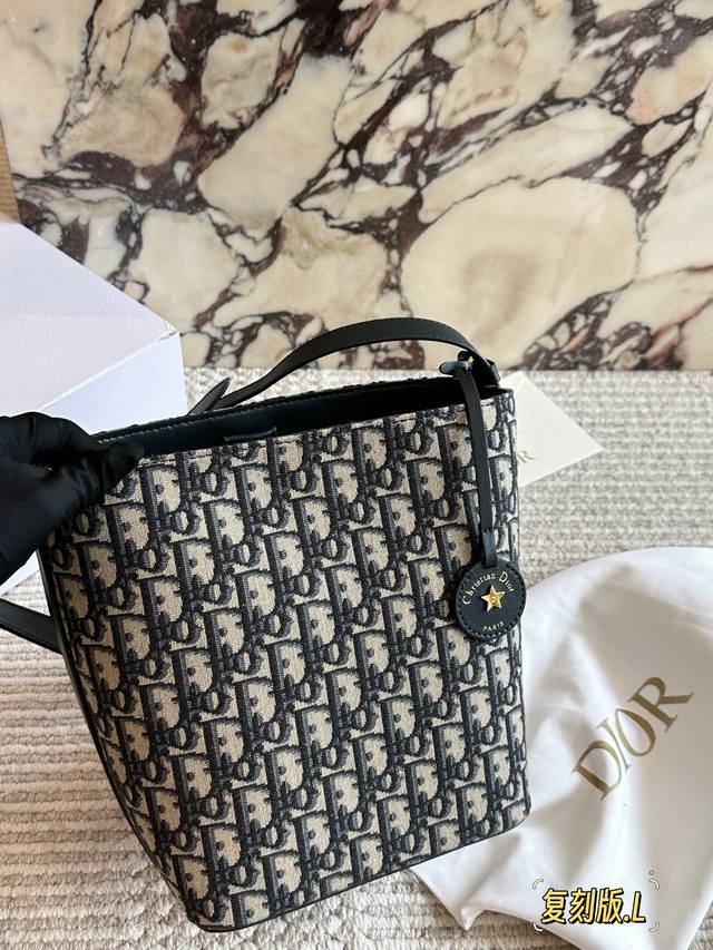 配盒 Size：24 20Cm 敲可爱的新款水桶包包 好喜欢！ D家 水桶包 肩带可调节 日常所需的容量都Ok！