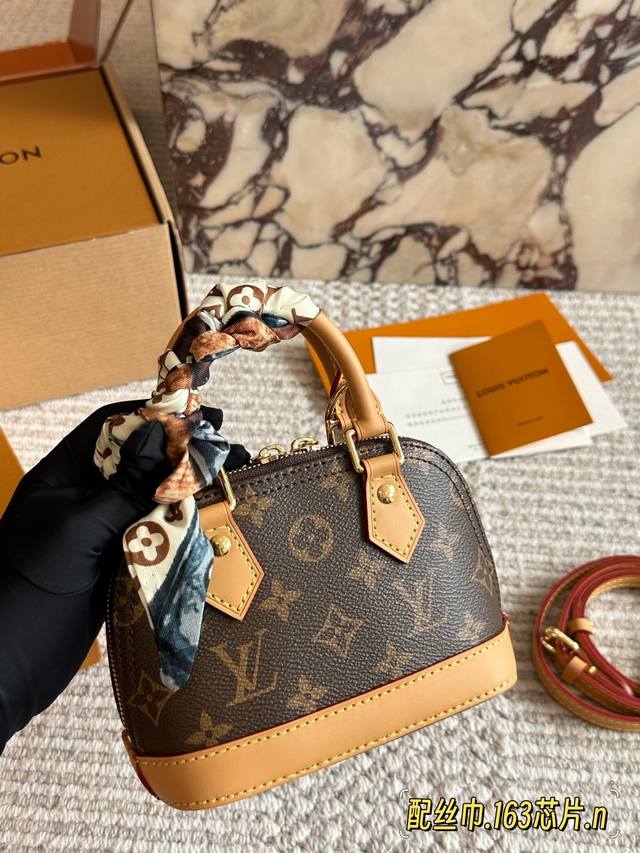 配盒 黄皮 芯片版 配丝巾 Size： 20*14Cm 小 L家 Alma贝壳包 内敛！深沉！有味道！ 这款百搭的经典手袋 依然很受现代的青睐！