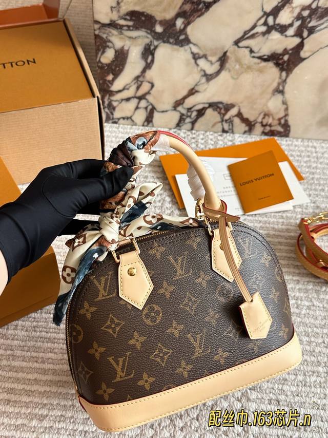 配盒 变色皮 芯片版 配丝巾 Size：25*18Cm 大 L家 Alma贝壳包 内敛！深沉！有味道！ 这款百搭的经典手袋 依然很受现代的青睐