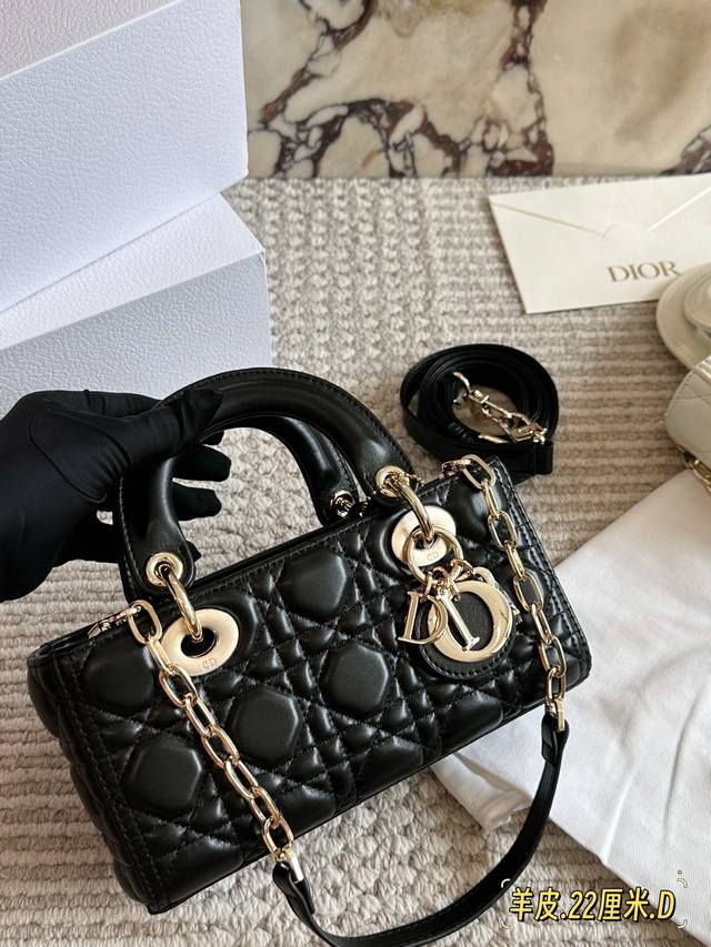 羊皮版本 Dior Lady 全套包装 迪奥全新D-Joy强势回归，大爆款的节奏心，包包自带两条肩带，多种背法，上身又美又飒，经典的菱格设计，搭配柔软的漆皮优雅