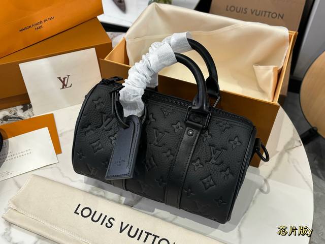 Lv X Nigo Keepall Xs 21 枕头包 手袋是一款理想的都市手袋。 标志性的造型与经典的 Monogram 帆布，加之多种携带方式和奢华的天然牛