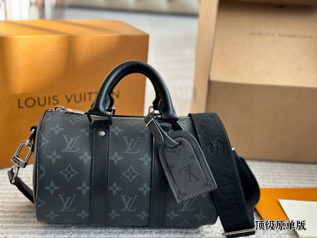Lv X Nigo Keepall Xs 21 枕头包 手袋是一款理想的都市手袋。 标志性的造型与经典的 Monogram 帆布,加之多种携带方式和奢华的天然牛 Lv X Nigo Keepall Xs 21 枕头包 手袋是一款理想的都市手袋。 标志性的造型与经典的 Monogram 帆布,加之多种携带方式和奢华的天然牛
