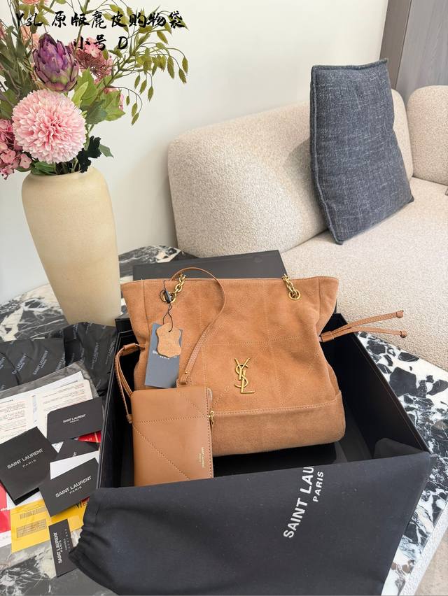 圣罗兰Jamie麂皮福袋手袋 圣罗兰Jamie麂皮福袋手袋，秋冬限定款，暖沙色麂皮+黄铜链条，复古又高级。抽绳束口+Ysl刺绣Logo，细节满分！容量大，通勤、