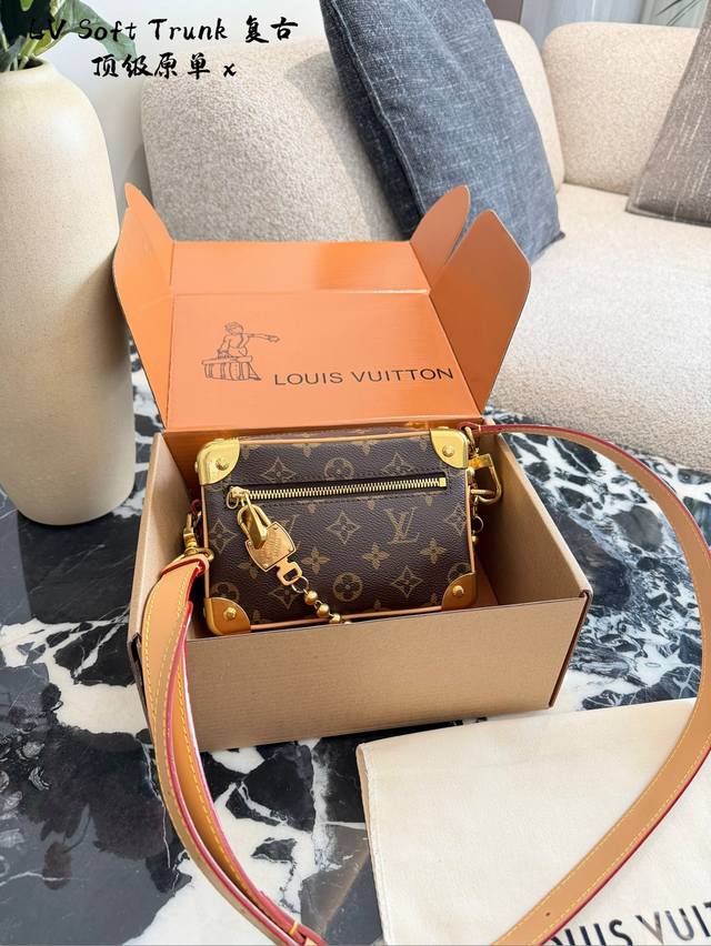 Mini Soft Trunk M14729 复古 Mini Soft Trunk M14729 复古 迷你软行李箱由Monogram涂层帆布制成，带有天然牛皮