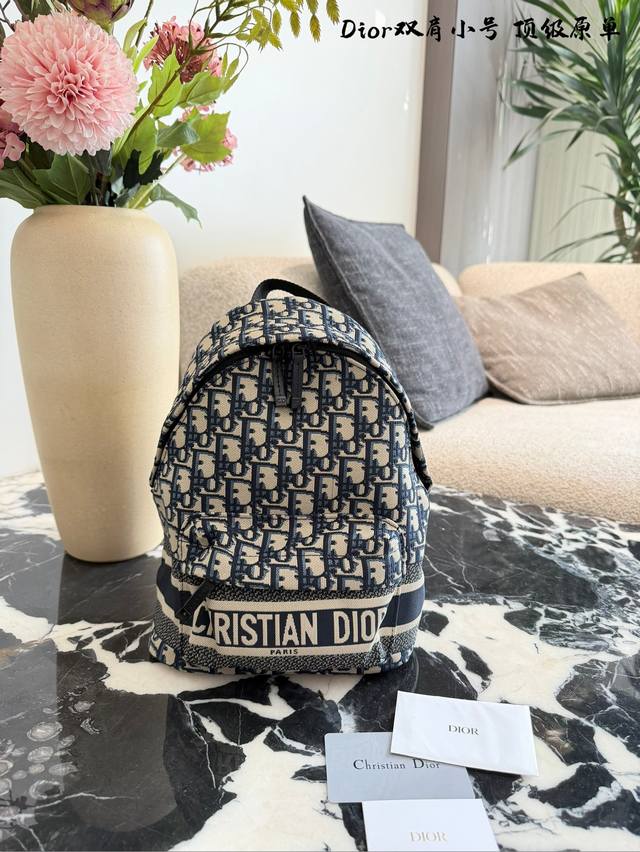 Dior25早秋新款 开挂了！！！ 好好看！！！ 海盐蓝D-Journey 金棕色哑光小牛皮D-Journey 度假风拉满的Caro桶包和竖版土著 还有超级仙气