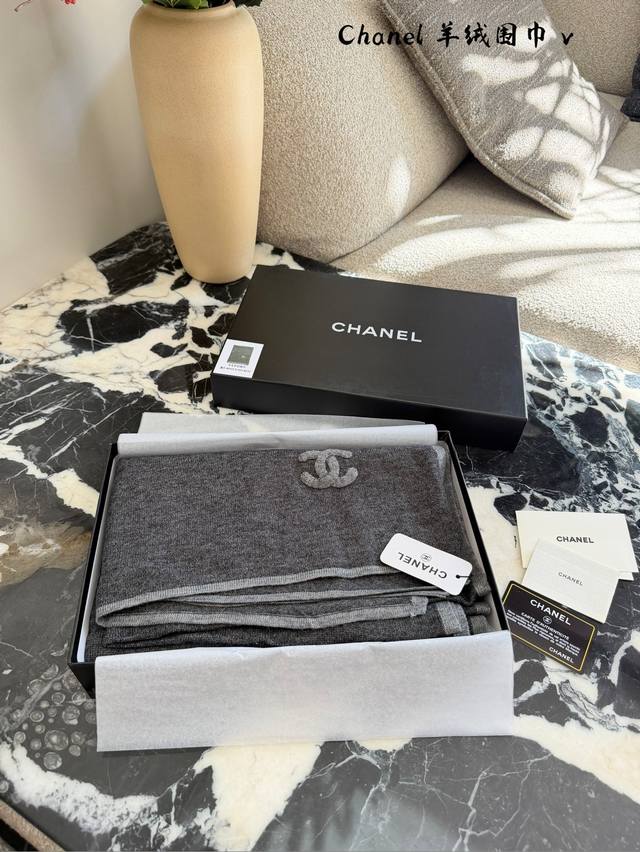 香新款 边条纹披肩 羊绒长巾美翻了[流泪]御用殿堂级极品新款在售 进口纯羊绒时尚简约镶边针织毛线美丽至极 真的 上身极为衬肤色 百搭 好看不好看自己看吧 围巾尺