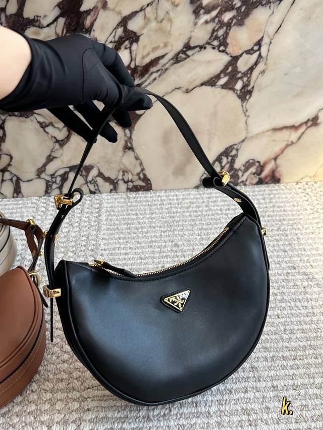 Prada新款 福气从这一枚三角标开始 大家常说时尚是个轮回，但Prada的翻盖包和三角标却在这场轮回里常看常新。 新年的新包自然也是首选经典款，简洁实用满足大