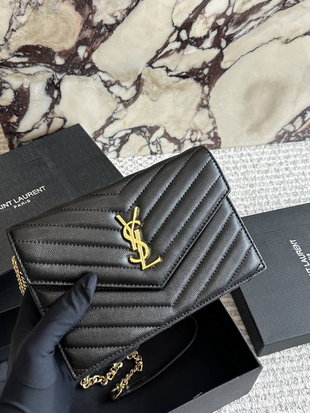 牛皮 配盒 Size：20Cm Ysl Woc信封包 鱼子酱牛皮看起来质感特别好！耐磨耐用！ 斜挎腋下