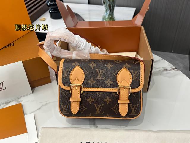 Lv Satchel迷你邮差包 Lv Satchel迷你邮差包，经典Monogram老花帆布+蜜 蜡色牛皮饰边，复古学院风满满尺寸19.5X15X7Cm,