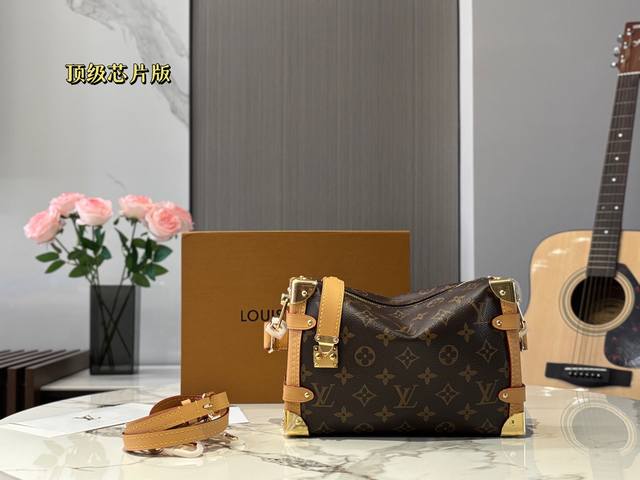 原单版钢五金 度假系列个人太喜欢了，科幻电影里的未来时装即视感，于是迫不及待翻了下这季新包，大量金属元素的运用让Monagram一并融入未来感 Lv Cruis