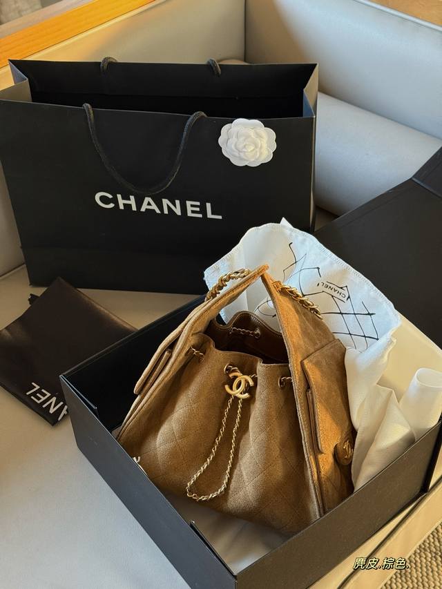 麂皮配盒 Size：26*21Cm 小 31*26Cm 中 小香家 25C Hobo嬉皮腋下包 酷飒的水桶造型，很复古 包口可调节的抽绳设计很实用，侧面两个小口