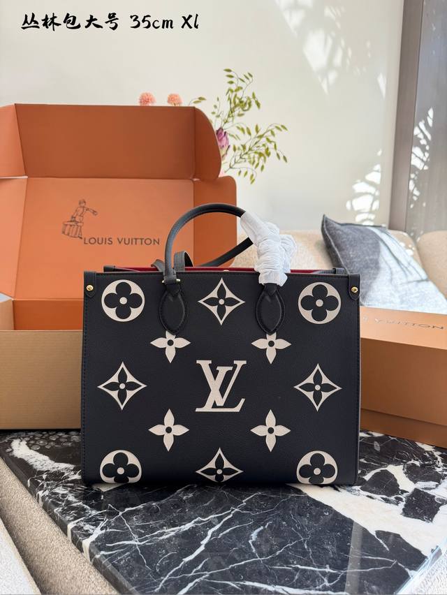 答应我一定定要买这款包好吗 Lv牛皮Onthego 采用灰色颗粒牛皮材质，手感细腻，质感高级且耐用，散发出低调奢华的气息。 经典托特包型设计，超大容量设计，满足