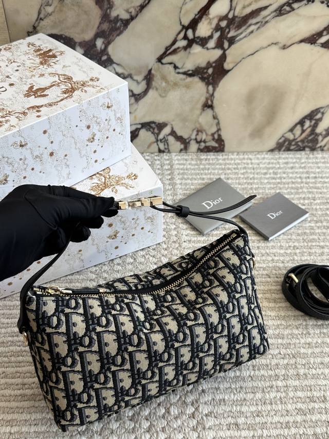 配盒 Size：22*14Cm D家 Nomad可爱的饭盒包 背出去被夸爆的Hobo饭盒包 牛皮腋下肩带是赠送的！ 可以实现一包多用啦 可手提也可腋下背不香嘛