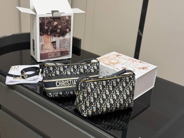 字母 净版 配折叠盒飞机盒 Size：22.13Cm 迪奥Nomad新品饭盒包 背出去被夸爆的Hobo饭盒包 可以实现一包多用啦 赠送加长肩带！ 腋下斜挎