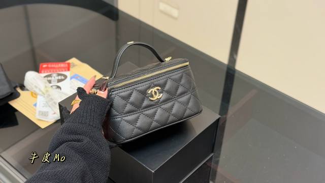 配折叠盒 Size：17*11Cm 香奈儿 箱子包 化妆箱 最高颜值的 长盒子 必须给自己安排 最新款哦！