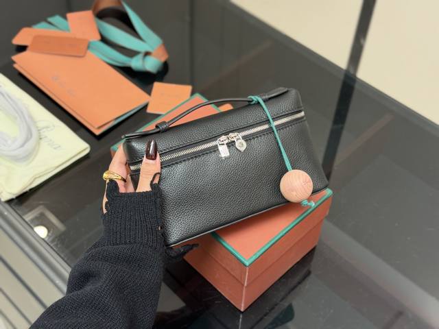 配盒 Size：20*11Cm Loropiana包火出圈 Gigi也爱不释手~ 真的对L20毫无抵抗力