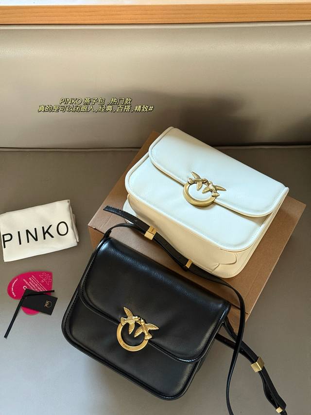 配盒 Size：2218Cm Pinko 燕子包 ，热门款 Love Bag Box小号方包轻绗纳帕，刚柔相济 金扣缀飞鸟标，棉布衬里带拉链可调节肩带，单肩手提
