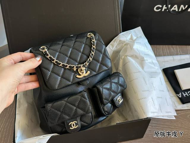 原版牛皮 Chanel Duma青蛙双肩包 Chanel Duma青蛙双肩包由于她双口袋的在线非常可爱像两个大大的眼睛所以也叫它青蛙双肩侧面比较有型会比单口袋D