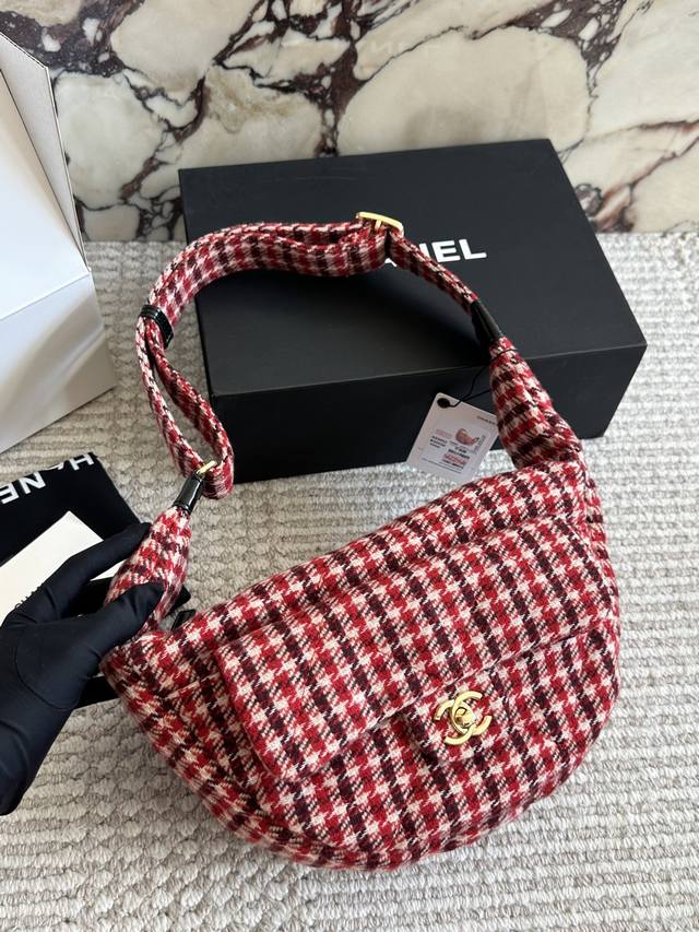 配盒 Chanel 24N Jennie同款 24N的Chanel还蛮有看头的 之前看Lookbook就非常喜欢这只红色小挎包很幸运在上新第一天拿到了自重很轻红