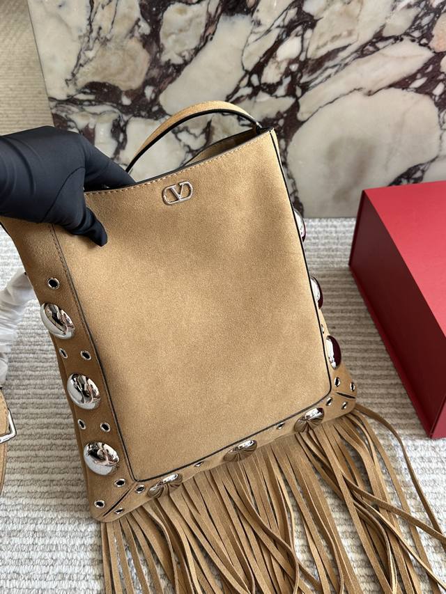 配盒 Size:28 30Cm 华伦天奴 新品! 谁能拒绝的款式 春夏秋冬穿搭 都完全没问题~ 配盒 Size:28 30Cm 华伦天奴 新品! 谁能拒绝的款式 春夏秋冬穿搭 都完全没问题~