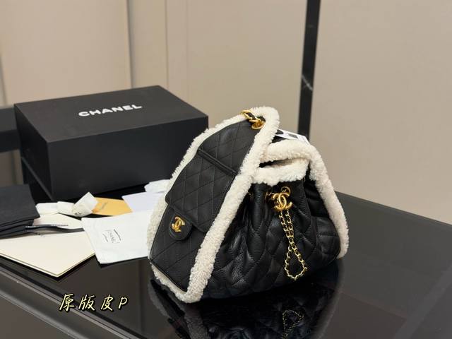 配折叠盒 Chanel 25Bag 真绝绝子 今年香奈儿25S系列简直美爆... 这只Hobo是个尺寸个人觉得比较日常 质感颗粒没这么重反而很细腻 也比较耐磨~