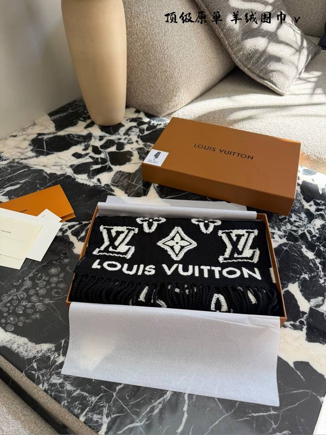 Louis Vuitton Monogram羊毛围巾 这款Lv Monogram羊毛围巾，黑白配色+经典老花图案，品牌感满满！高品质羊毛材质，柔软又保暖，秋冬必