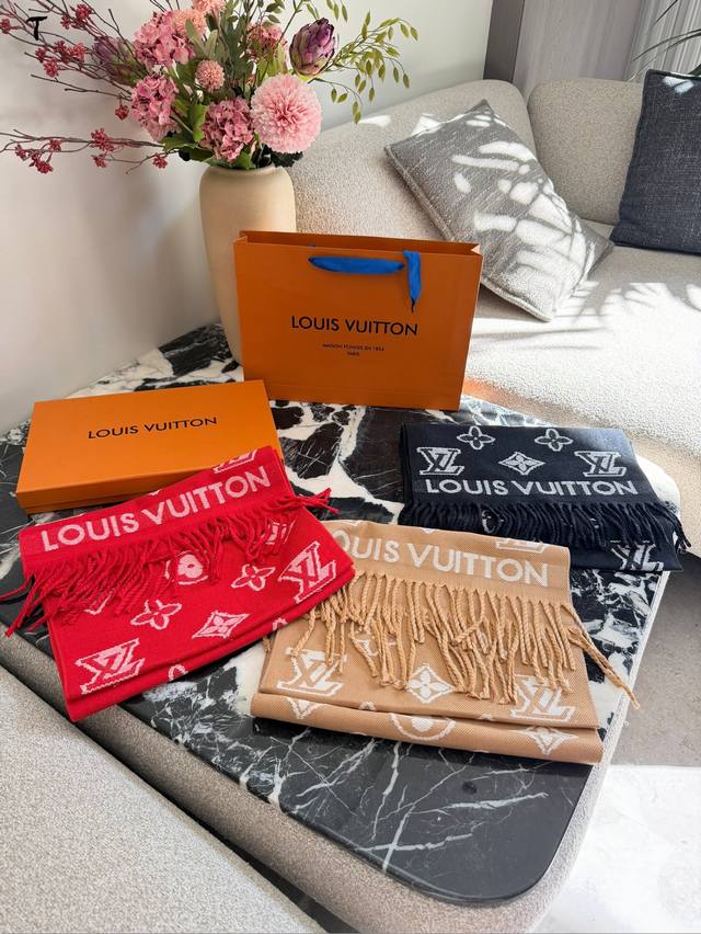 Louis Vuitton Monogram羊毛围巾 这款Lv Monogram羊毛围巾，黑白配色+经典老花图案，品牌感满满！高品质羊毛材质，柔软又保暖，秋冬必