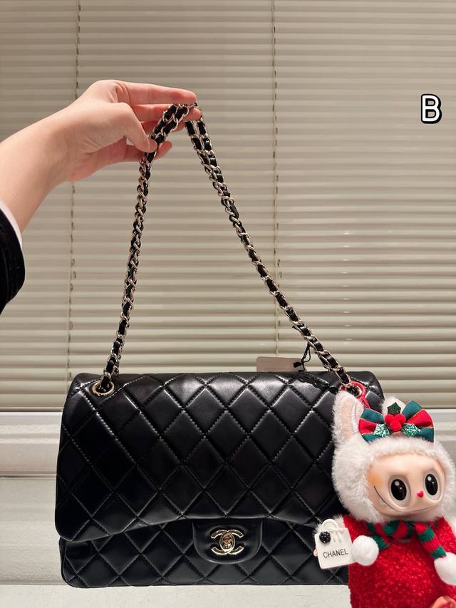 Cf Chane*-大Cf 经典之最 四季必备的原单系列“女神包”名媛超爱时尚宠儿 拥有超久历史 女人们的挚爱法宝 简约优雅凸显气质 不论单肩手提斜挎都展示其特 Cf Chane*-大Cf 经典之最 四季必备的原单系列“女神包”名媛超爱时尚宠儿 拥有超久历史 女人们的挚爱法宝 简约优雅凸显气质 不论单肩手提斜挎都展示其特