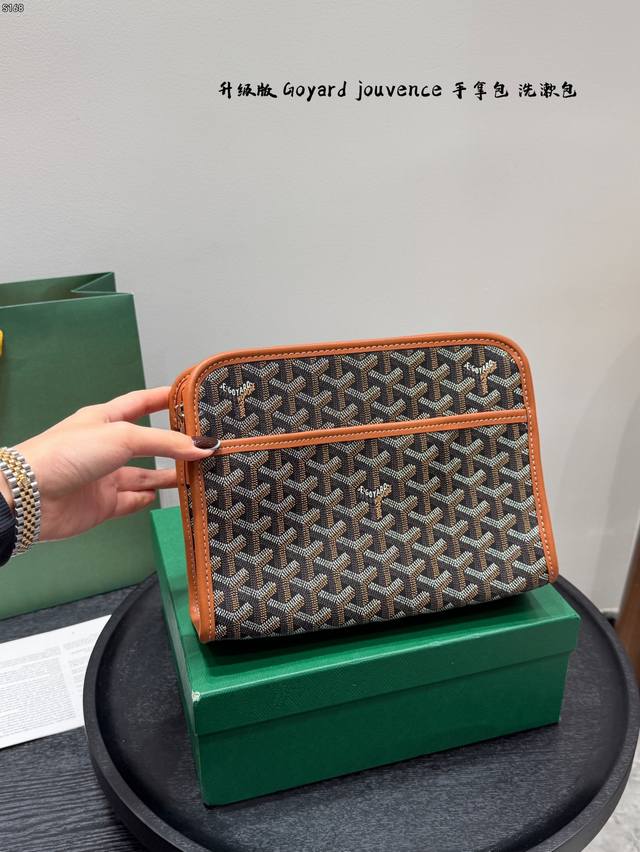 礼盒包装 尺寸25.18Cm Goyard戈雅 Jouvence手拿包洗漱包 有着非常不错的大容量且自重很轻，有一条可随时收入包内的手挽带，既可以作出行上街手拎