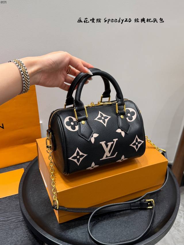 礼盒包装 全新色系啊压花 Lv Speedy20枕头包~超温柔 ~透出夏天的气息~简直要为女孩子 的穿搭添上一丝柔和的色彩啦无论是挎在肩 上还是提在手中~都能彰