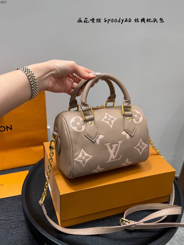 礼盒包装 全新色系啊压花 Lv Speedy20枕头包~超温柔 ~透出夏天的气息~简直要为女孩子 的穿搭添上一丝柔和的色彩啦无论是挎在肩 上还是提在手中~都能彰
