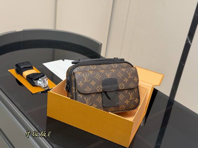 配折叠盒 Size:25.18Cm Lv Slock 新品男士邮差包! 配折叠盒 Size:25.18Cm Lv Slock 新品男士邮差包!