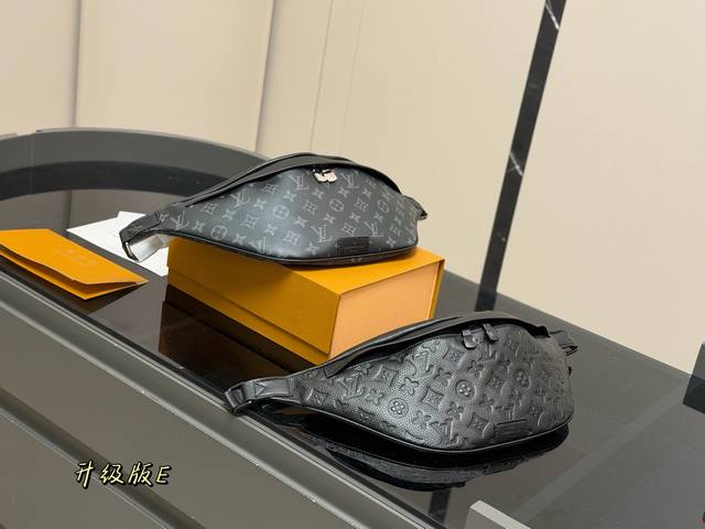 黑花 黑皮 配折叠盒 Lv 腰包 可用作胸包 亦可单肩背挎或斜挎， 棉质帆布内衬 五金+原版皮料！ 尺寸：29.16Cm