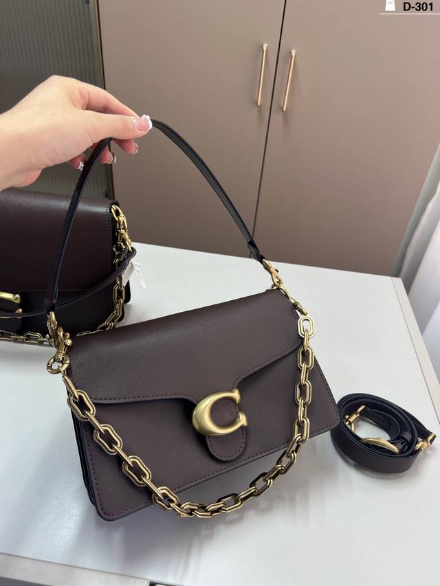 小 Coach蔻驰Tabby酒神包 这次的颜色搭配简直了 神仙配色！颜值又高又百搭 手提斜挎多用蔻驰酒神！D-301尺寸29×19 26×16折叠盒