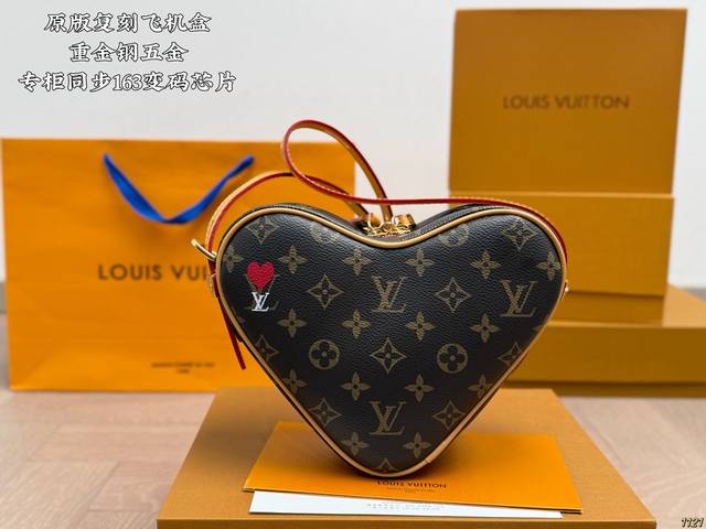 原版复刻 飞机盒 重金钢五金 专柜同步163变码芯片 Lv 爱心包情人节限量款！ 这个包包真的戳到我了 爱心造型 这款真的特别适合做礼物 包身还是用比较经典的L