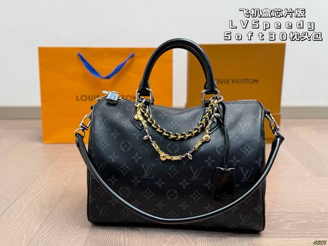 飞机盒芯片版 Lv Speedy Soft 30枕头包 手袋以瞩目风姿成就旅途良伴。充裕构型内设拉链口袋，可妥善保管护照和其他重要物品。名牌诉说工致细节，Tor