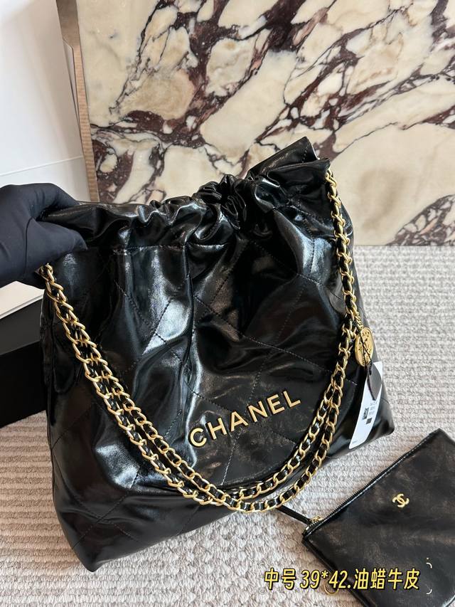 配盒 油蜡牛皮 Size：39*42Cm 太好搭配了呜呜呜 Chanel 22Bag 白银更清爽！ 升级后皮子摸着更舒服 更雾面哑光一点 软软糯糯的质感超级舒服