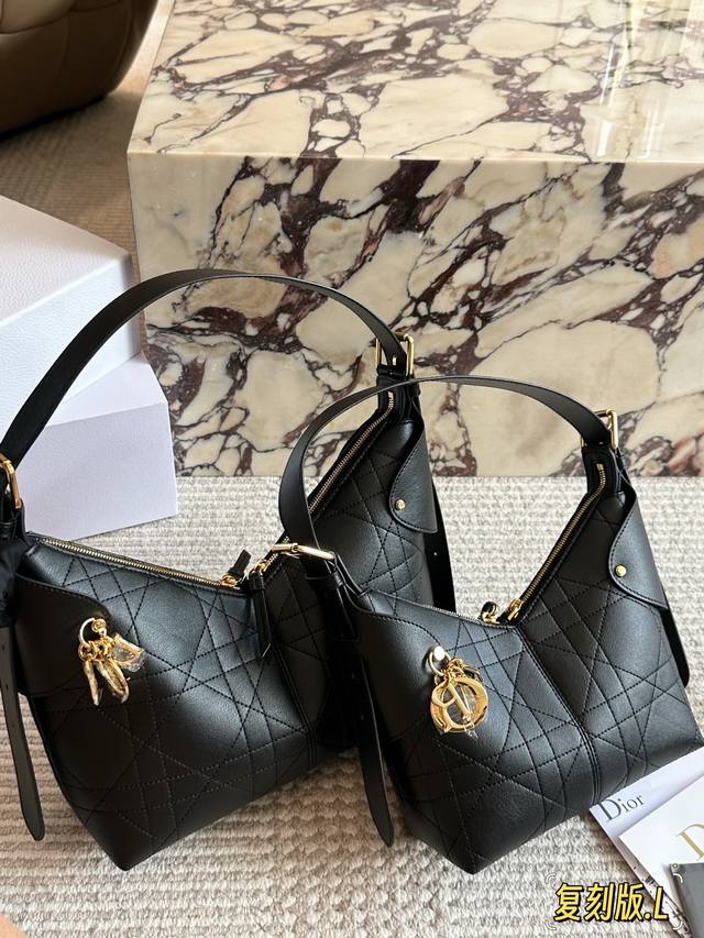 新款手袋Dior Voyage系列，太酷了吧，全新的包形运动感十足，无法拒绝的高级感，复古的油蜡皮搭配经典的字母五金，毫不费力的时髦感，搭配可调节肩带，各种背法