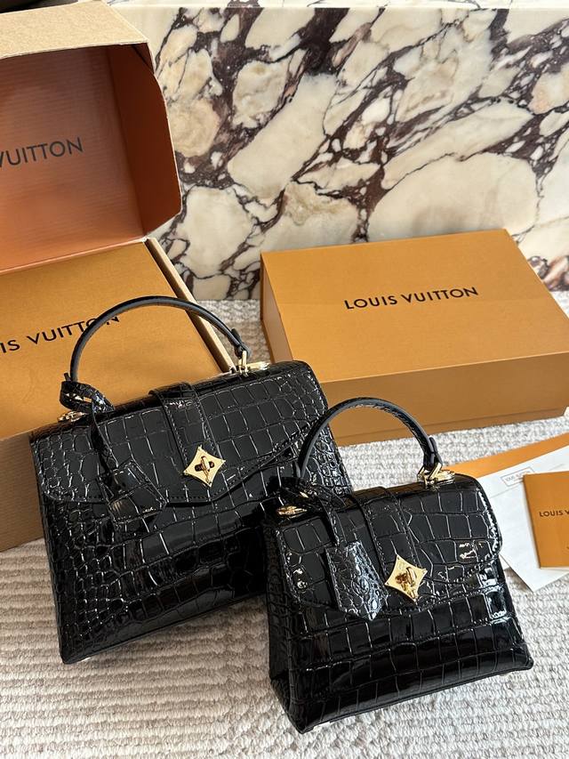 Size :27 17Cm 19 15Cm L家 新款鳄鱼纹手袋 感觉低调 但有奢华质感 ！！ 经典！经典！