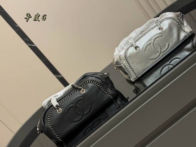 Chanel黑银滚边荔枝皮保龄球包 波士顿包 保龄球包的形状独特 容量较大 实用性强 荔枝皮纹理细腻富有光泽能够增加包包高级感 黑银滚边的设计为包包增添了一份精