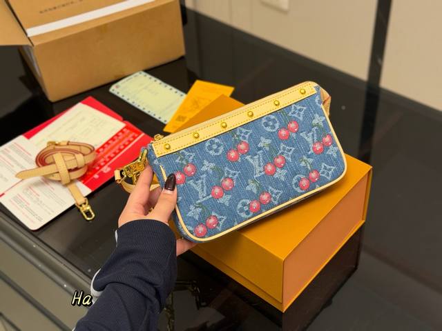 配折叠盒飞机盒 Size：21.12Cm Lv 新晋爆款麻将 出道即巅峰 双肩带设计的麻将包 可斜挎可单肩可手提 可爱好用！