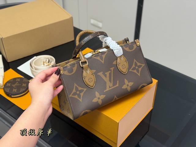 配全套包装 Size：25.14Cm Lv Onthego购物袋 有隐藏的背带设计， 可单肩～可手提 搜索 Lv Onthego丛林新款