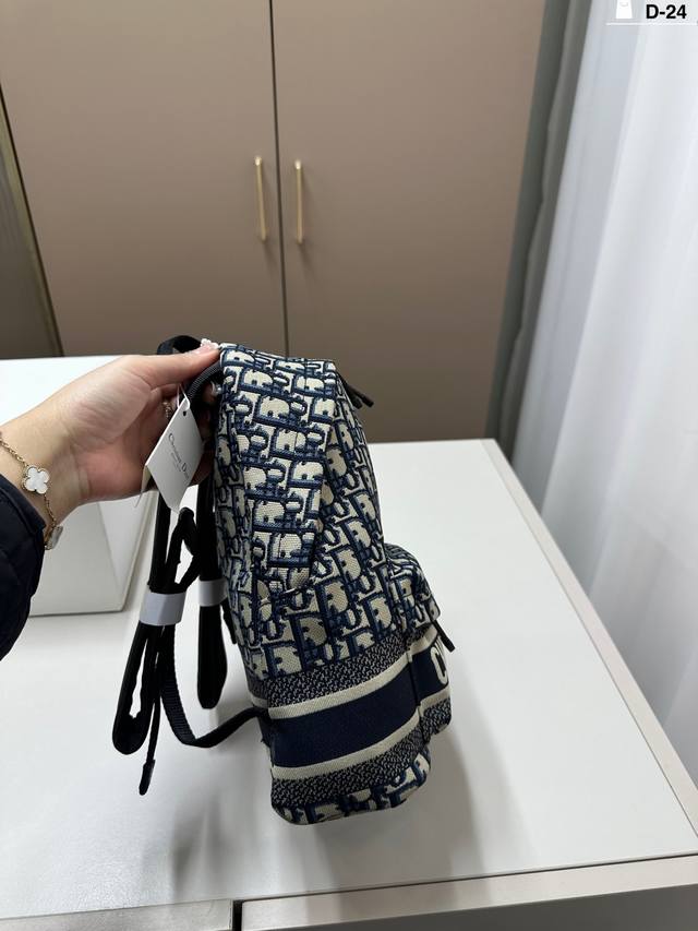 Dior包包Dior迪奥双肩包 回头率超高的一款双肩包 轻便容量又大出行必备的单品 D-24尺寸21×29