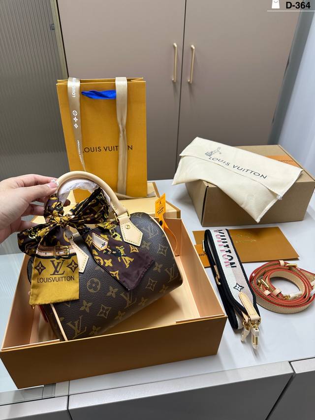 芯片版本 Lv 经典枕头包 夏天这个大小刚刚好哦 人手必备一只小枕头 D-364尺寸20×14折叠盒飞机盒 芯片版本 Lv 经典枕头包 夏天这个大小刚刚好哦 人手必备一只小枕头 D-364尺寸20×14折叠盒飞机盒