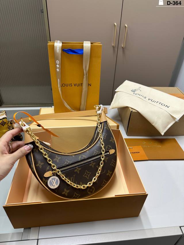 芯片版本 Lv 月亮包 由Lv中古豌豆版改版而来 实用耐看 很好用！ D-364尺寸23×11折叠盒飞机盒