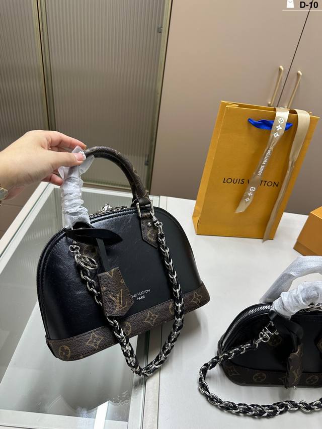 大 Lv 路易威登 贝壳包 手感超级好 搭配起来超级美腻 超级推荐 走秀款同步 人手一只。 D-10尺寸25×18 18×13折叠盒