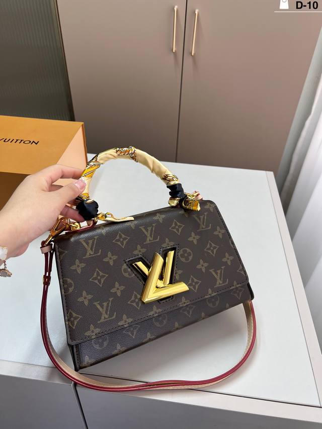 Lvtwist新款 旋转扣 气场强大实用又百搭 可以说是品牌中的经典 神仙颜值！ 实物真的高级有质感 D-10尺寸25×14折叠盒