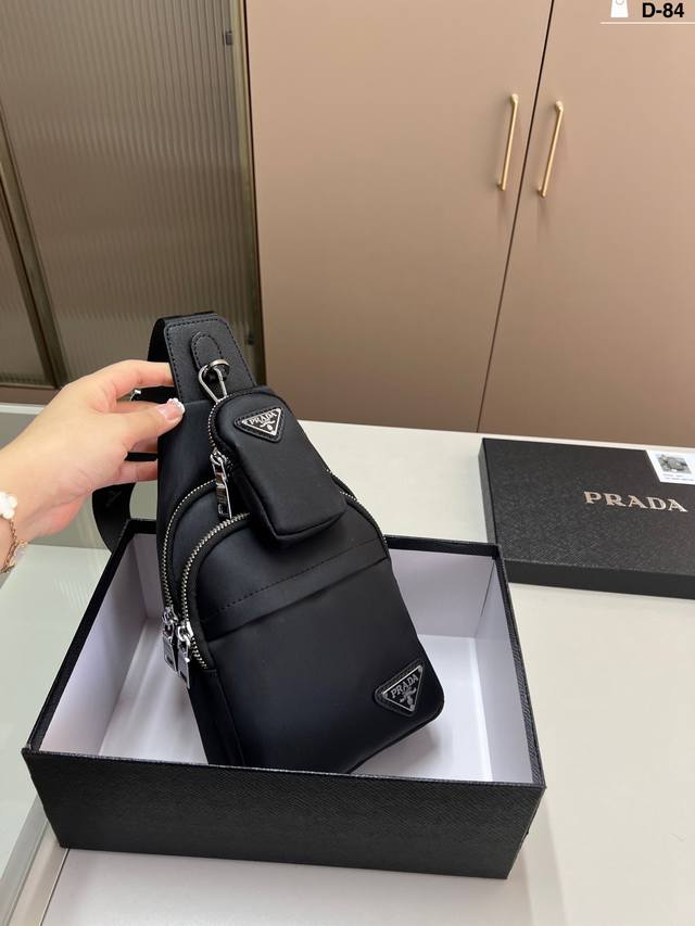 Prada普拉达胸包 永恒不过时的标志性产品 今年Prada最爱的款式 实用性非常高 完全不用担心穿搭 D-84尺寸15×27配盒